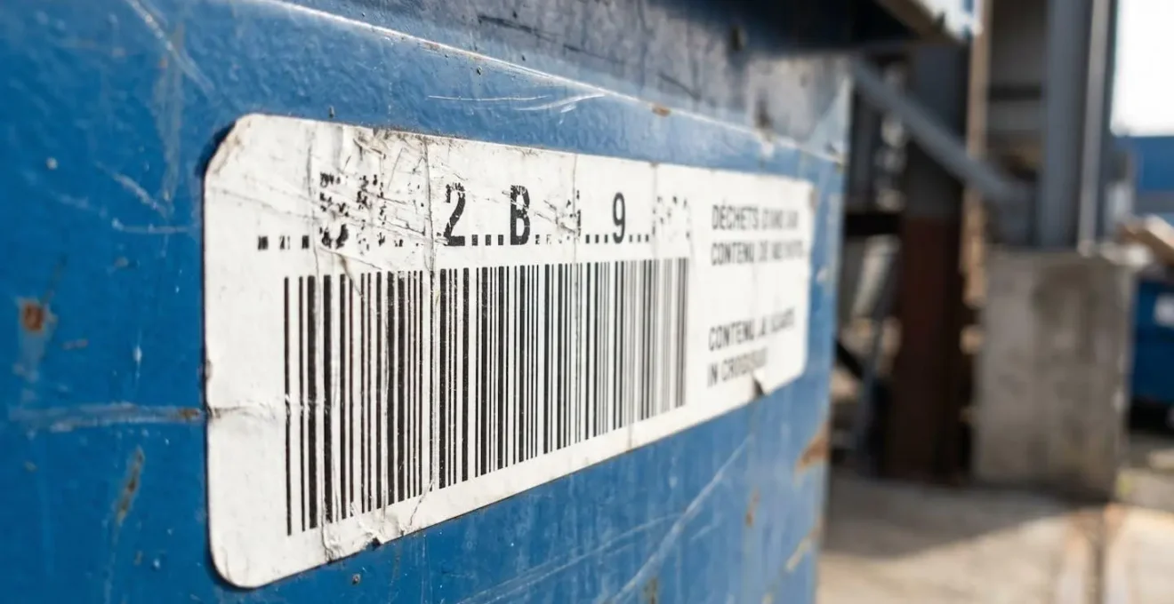 Étiquette code-barre sur contenant professionnel d'huiles usagées permettant l'identification unique